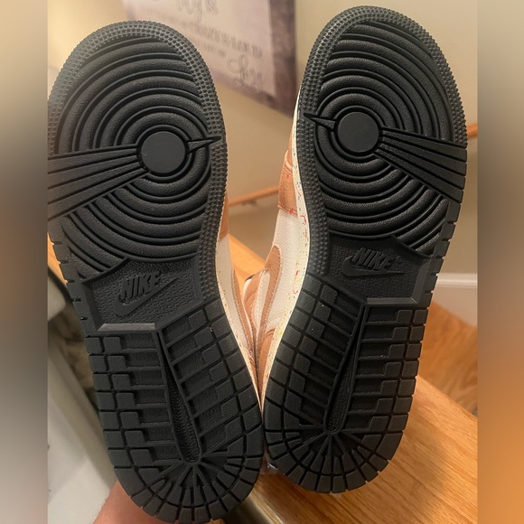 Jordan 1 mid top sneakers, brand new, never worn, size 5Y (fit women’s size 6.5) - Picture 2 of 5